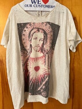 Magnolia Pearl Beautiful Sacred Heart of Jesus Tee OSFM